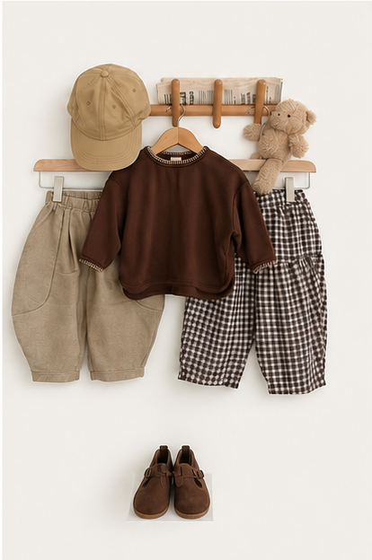 Set met twee broekjes, shirt, pet en schoentjes